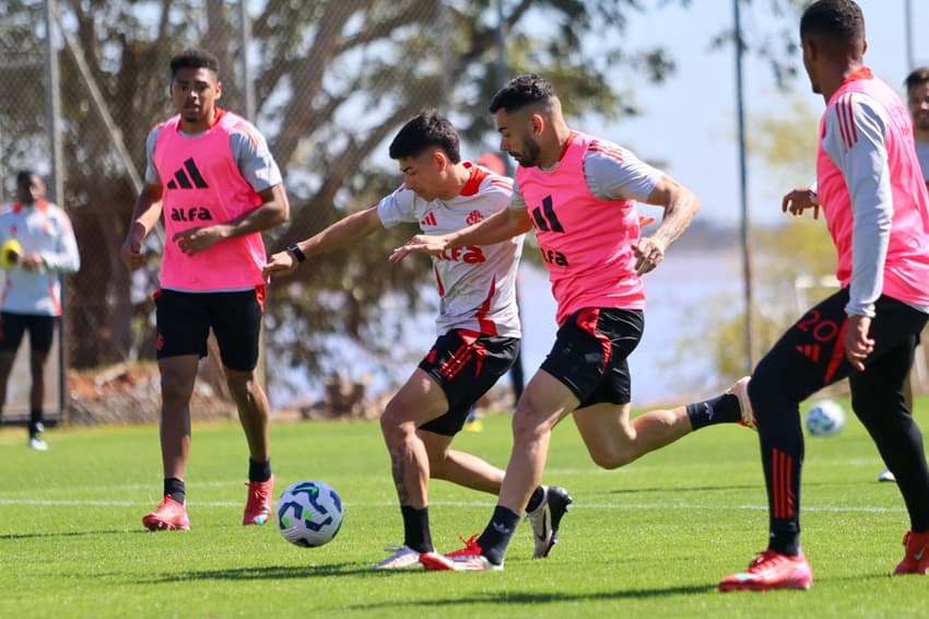 Alan Rodríguez e Bruno Henrique em treino do Internacional