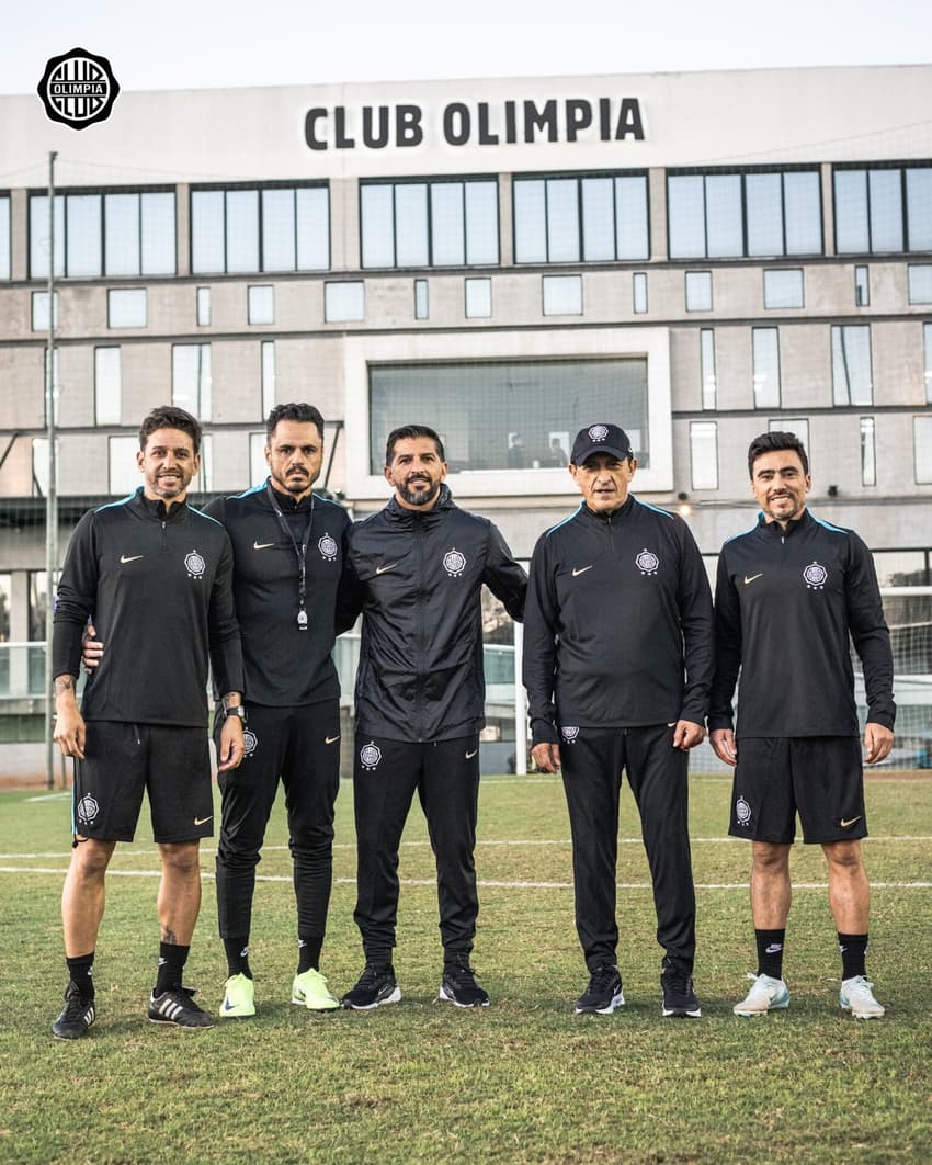 Ramón Díaz e sua comissão técnica na chegada ao Olimpia, em julho