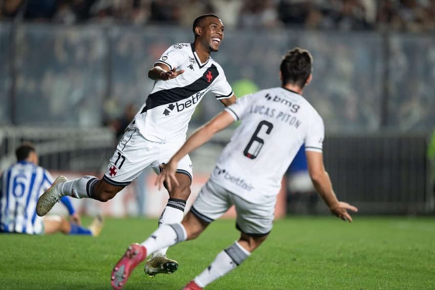 Rayan, jogador do Vasco, comemora seu gol durante partida contra o CSA em São Januário
