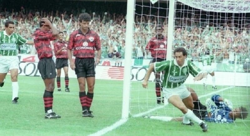 Gol de Edmundo contra o Vitória, pelo segundo jogo da final de 1993 (Foto: reprodução)