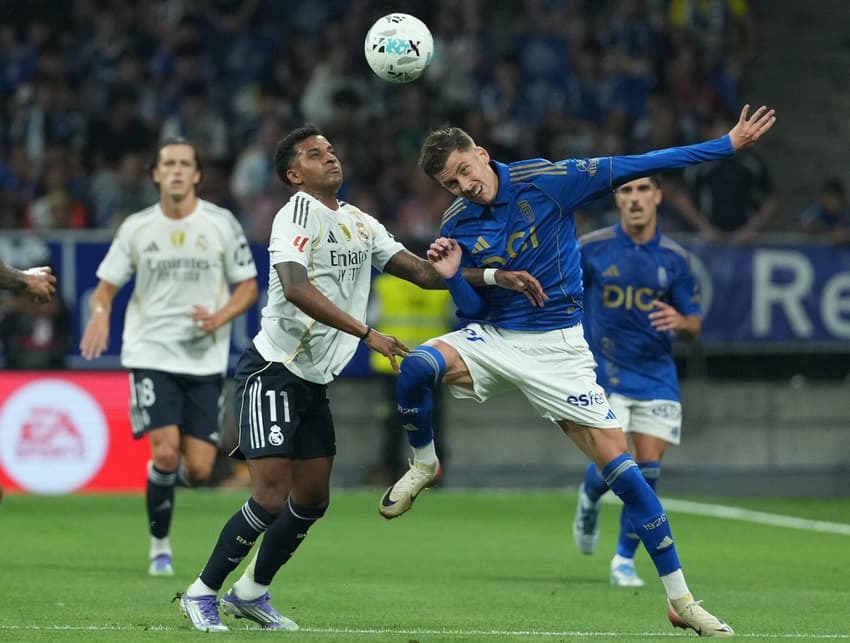 Rodrygo disputa bola em Real Oviedo x Real Madrid