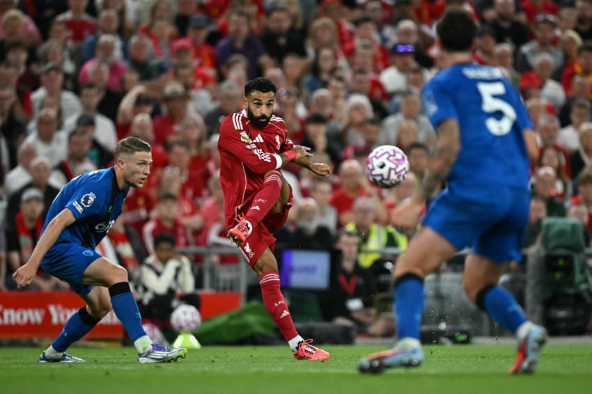 Salah em ação observado por defensores no jogo entre Liverpool e Bournemouth, pela Premier League