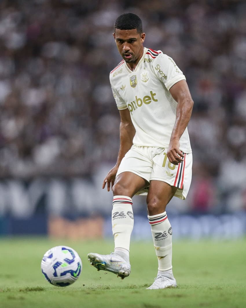 Samuel Lino em ação pelo Flamengo contra o Ceará (Foto: Gilvan de Souza / Flamengo)