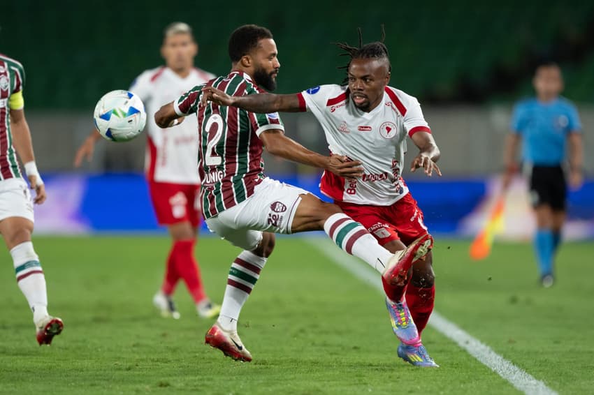 Samuel Xavier disputa bola no jogo do Fluminense contra o América de Cali