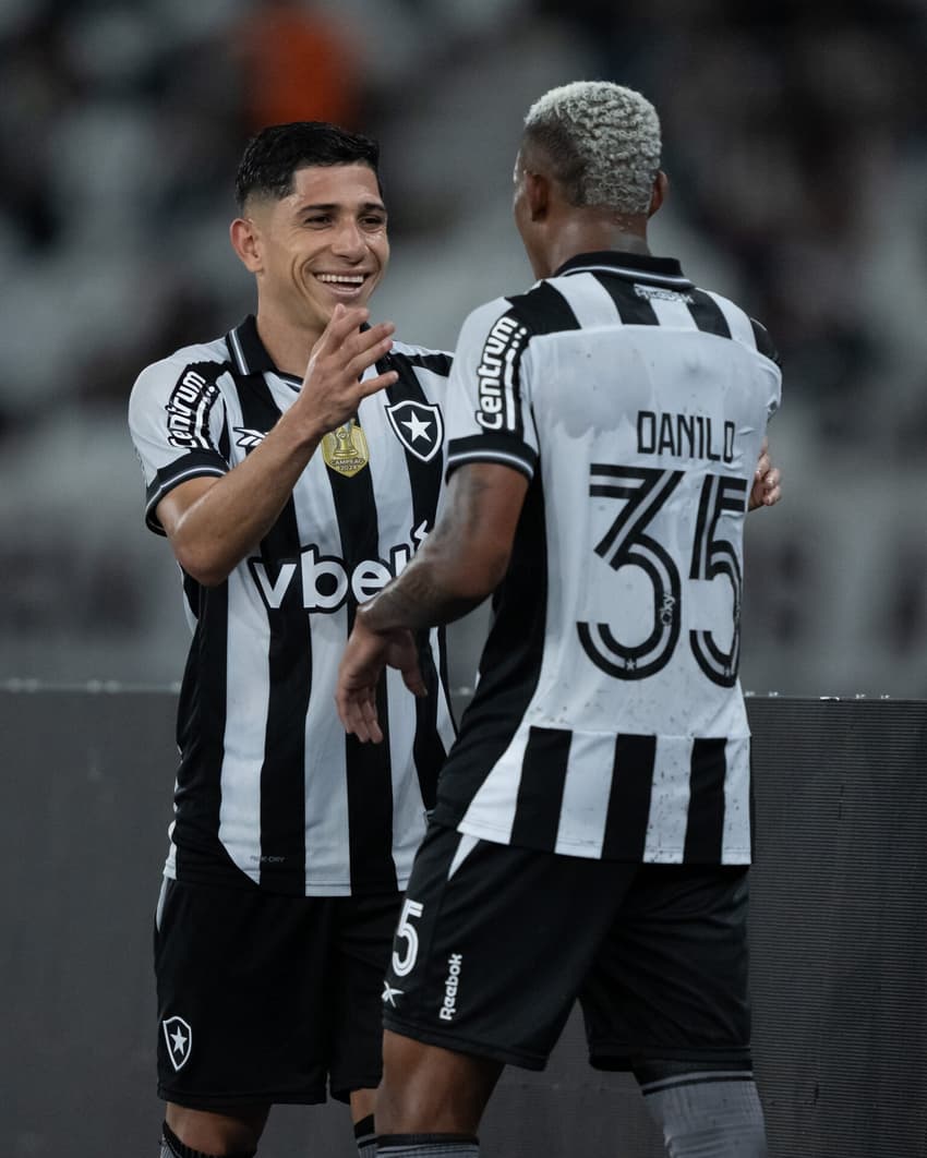 Danilo e Savarino comemoram gol do Botafogo contra o Bragantino