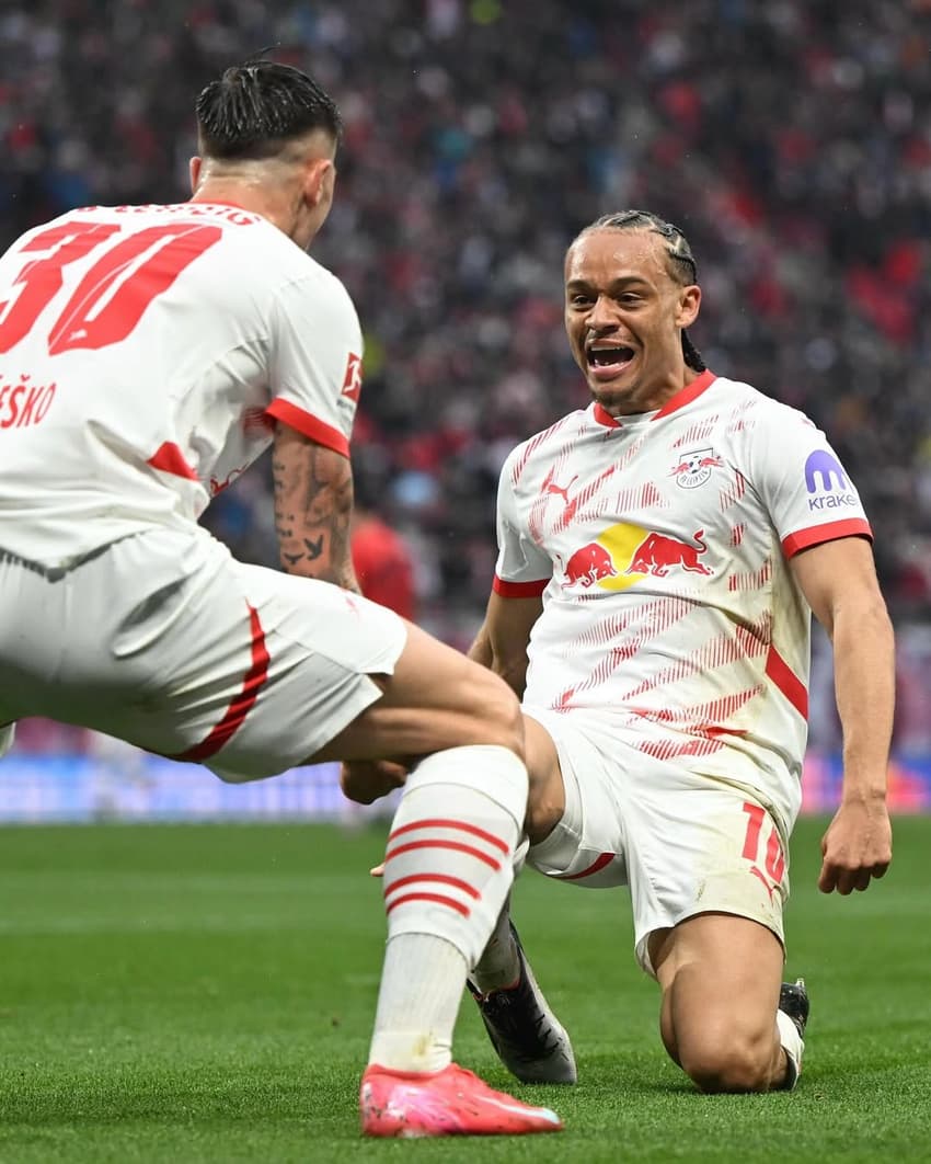 Benjamin Sesko e Xavi Simons comemoram gol pelo RB Leipzig (Foto: Reprodução)