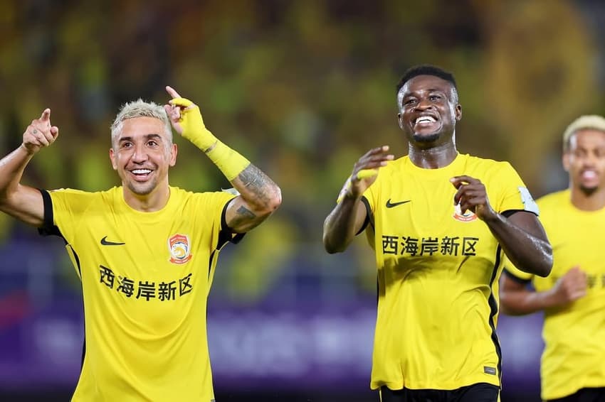 Davidson comemora vitória do Qingdao West Coast (Foto: Reprodução)