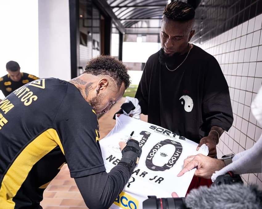 Zé Roberto troca de camisa com Neymar no CT Rei Pelé. Ele atuou pelo clube entre 2006 e 2007. (Foto: Divulgação/ Instagaram)