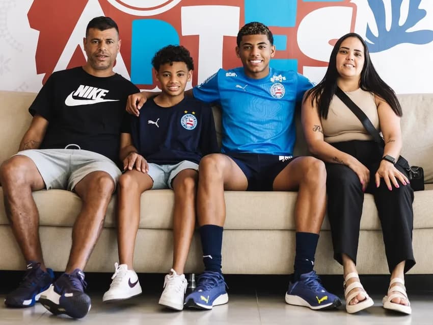 Kauê Furquim se apresenta ao Bahia junto com a família (Foto: divulgação / EC Bahia)