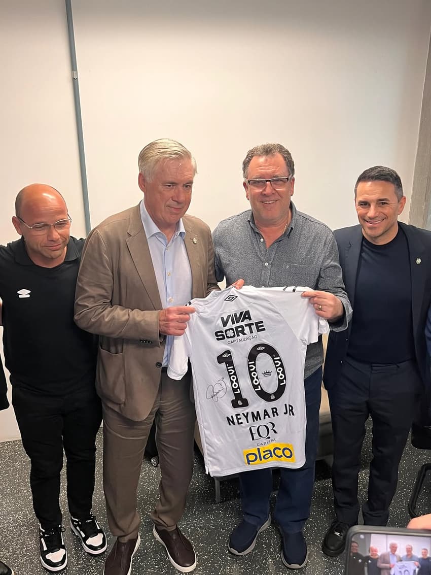 Representantes do Santos ao lado do técnico da Seleção Brasileira, Carlo Ancelotti. (Foto: Divulgação/ Santos FC)