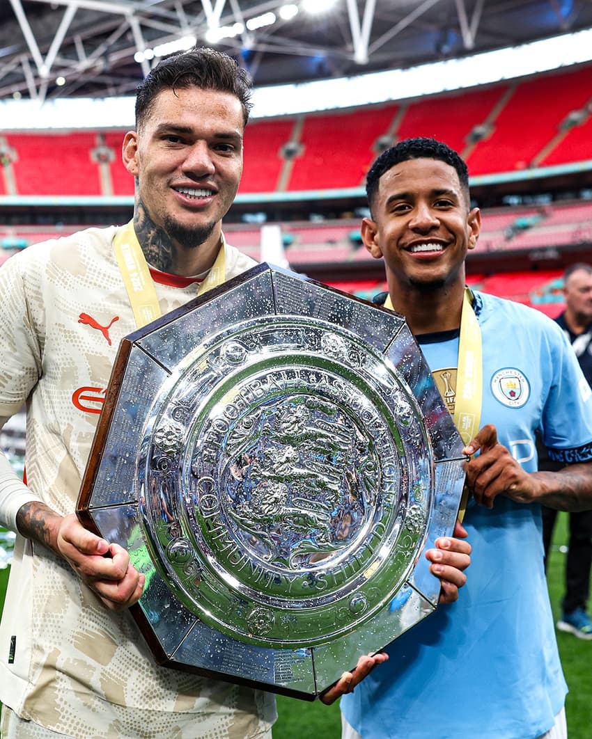 Savinho e Ederson erguendo o título da Comunity Shield (Foto: Reprodução/X)