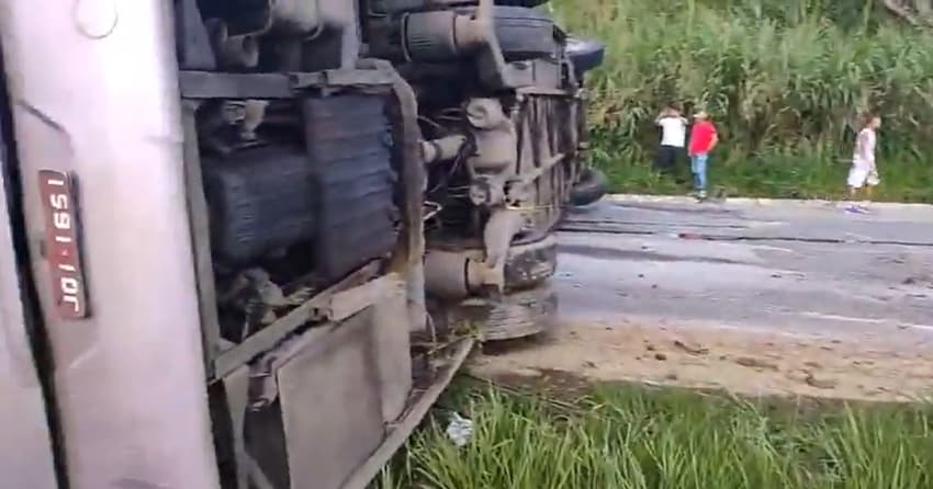 Ônibus com torcedores do Bahia capota (Foto: reprodução)