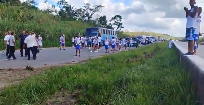 Torcedores do Bahia que estavam em ônibus a caminho de Recife (Foto: reprodução)