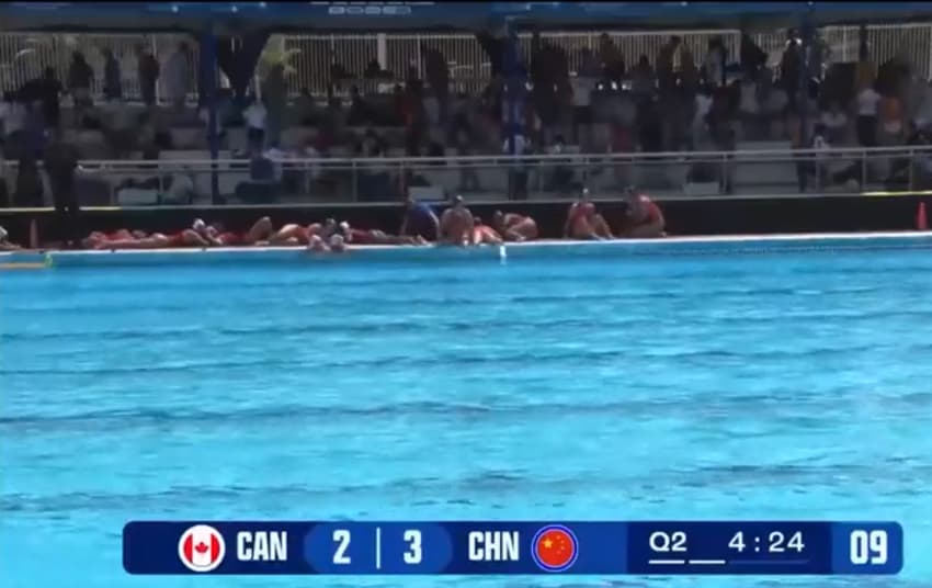 Atletas abaixadas depois de ouvirem tiros na Arena Aquática, em Salvador, pelo Mundial de Polo Aquático Feminino (Foto: reprodução)