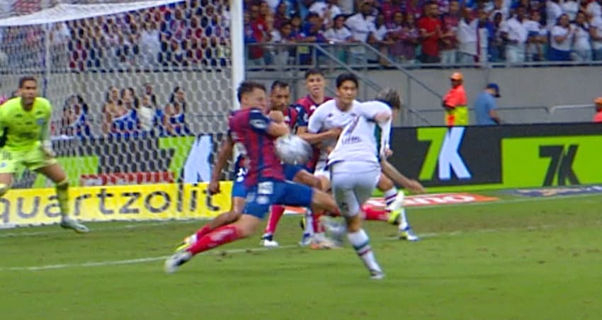 Momento em que a bola toca no braço de Arias e Bahia x Fluminense (Foto: reprodução)