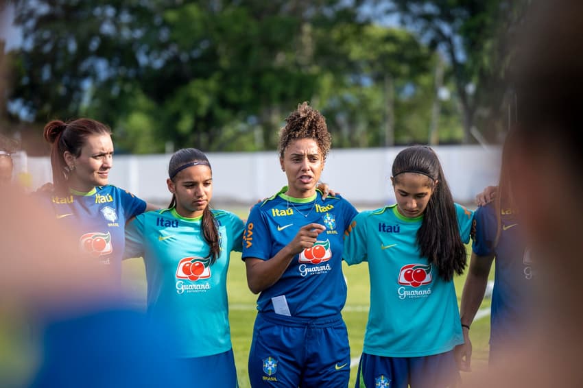 Rilany, treinadora da Seleção Feminina Sub-17, conversa com o time durante o treino (Foto: Reprodução/CBF)
