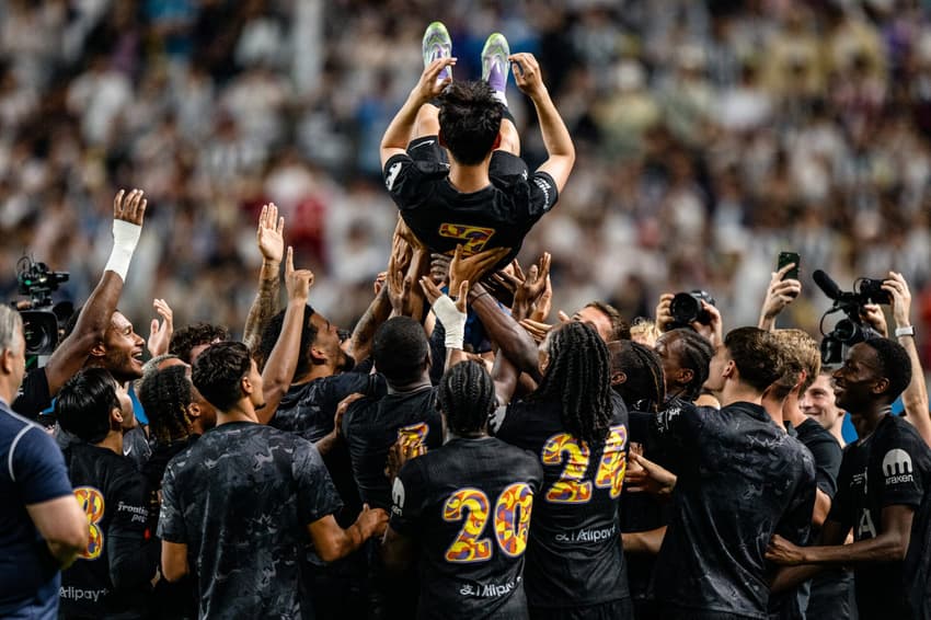 Son é homenageado por companheiros em despedida do Tottenham