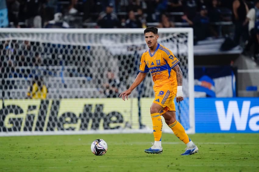 Rômulo em ação pelo Tigres, do México (Foto: Divulgação/Tigres-MEX)