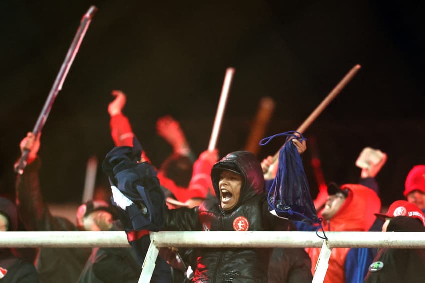 Torcedores do Independiente com barras de ferro para agredir fãs da Universidad de Chile em jogo da Sul-Americana