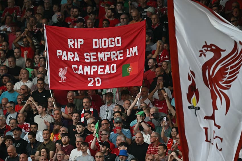 Torcedores do Liverpool exibem faixa em homenagem a Diogo Jota