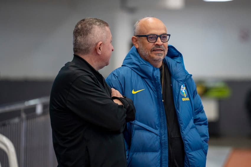 Treinador Wilson Sabóia e o auxiliar técnico Márcio Coelho comandam o primeiro treino da Seleção Brasileira para estreia no Torneio Internacional de Futsal (Foto: Nelson Terme/CBF)