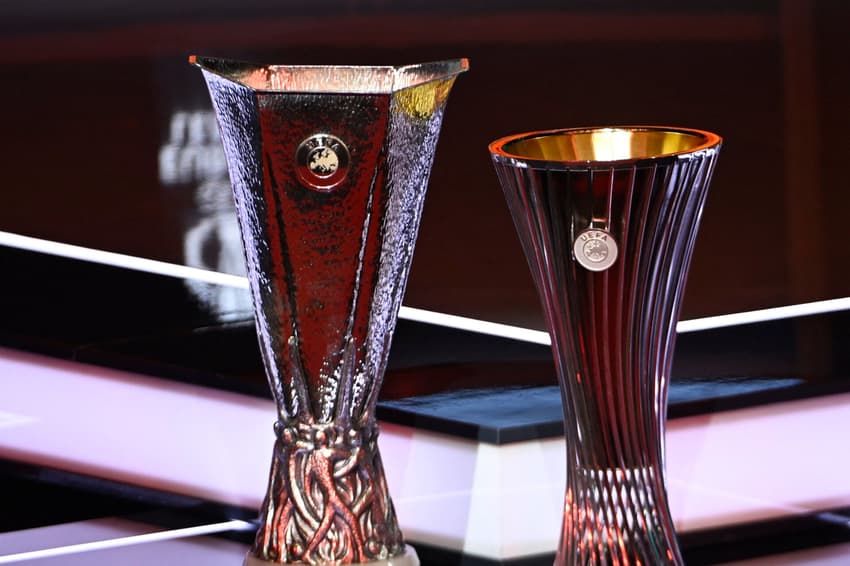 Troféus da Europa League e Conference League exibidos durante o sorteio dos torneios