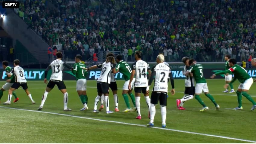 VAR analisa o lance da expulsão de Aníbal Moreno aos 14 minutos de jogo. (Foto: Reprodução/ CBF)