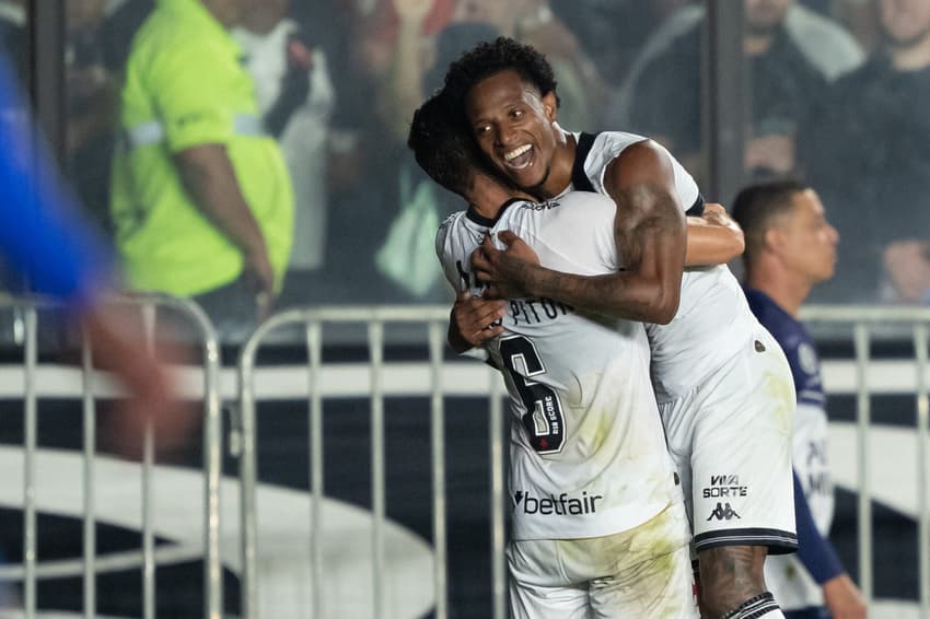 Tchê Tchê e Lucas Piton comemoram gol do Vasco contra o CSA pela Copa do Brasil (Foto: Jorge Rodrigues/AGIF)