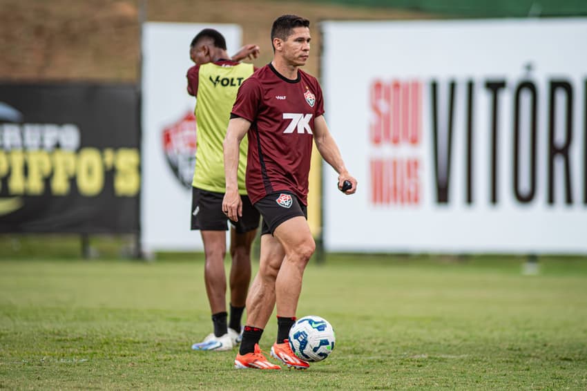 Osvaldo conduz a bola em treino do Vitória (Foto: Victor Ferreira / EC Vitória)