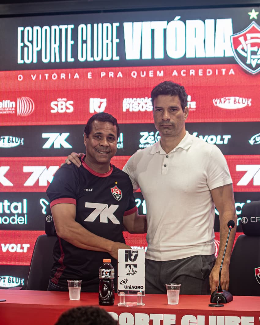 Rodrigo Chagas ao lado do diretor de futebol Gustavo Vieira (Foto: Victor Ferreira / EC Vitória)