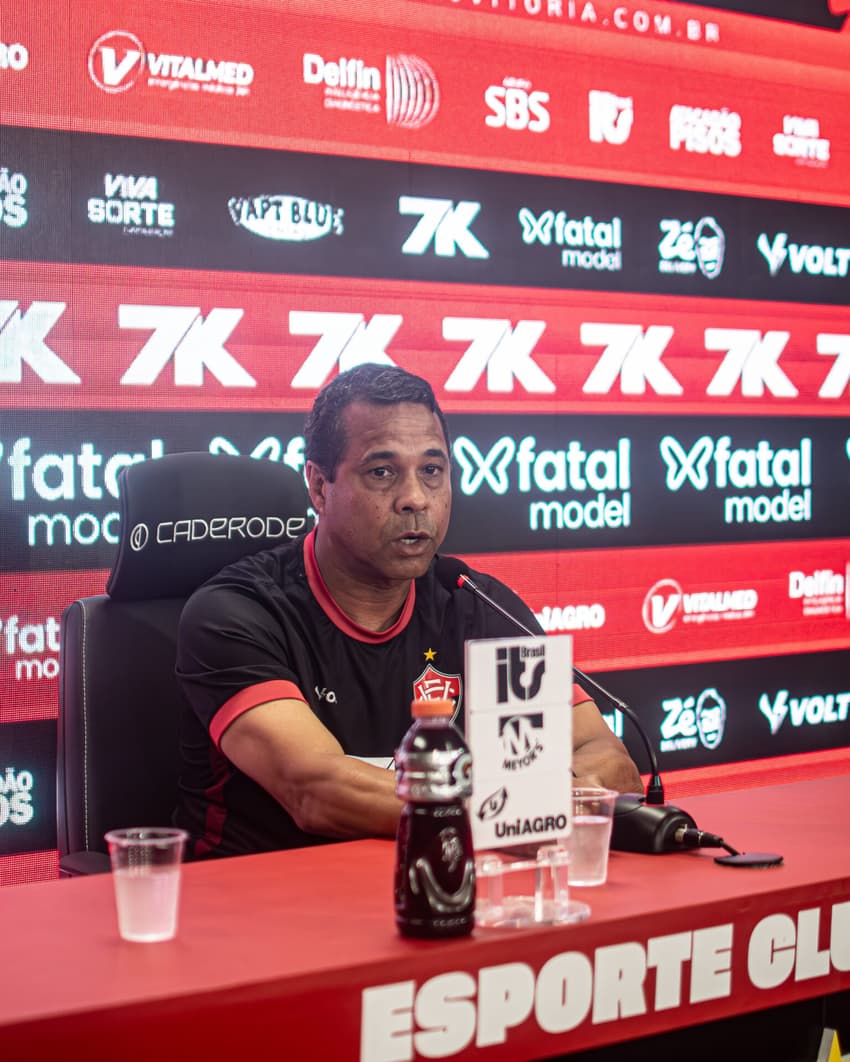 Rodrigo Chagas concede primeira entrevista como treinador do Vitória (Foto: Victor Ferreira / EC Vitória)