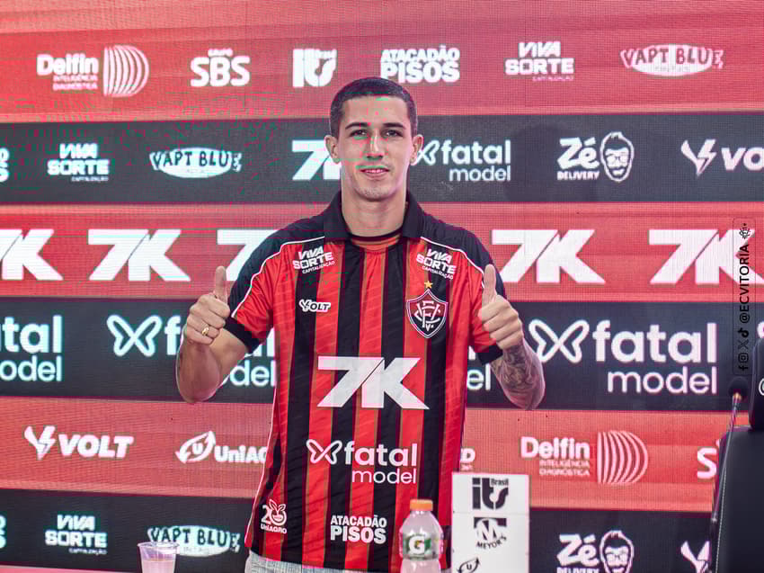 Cantalapiedra apresentado no Barradão (Foto: Victor Ferreira / EC Vitória)