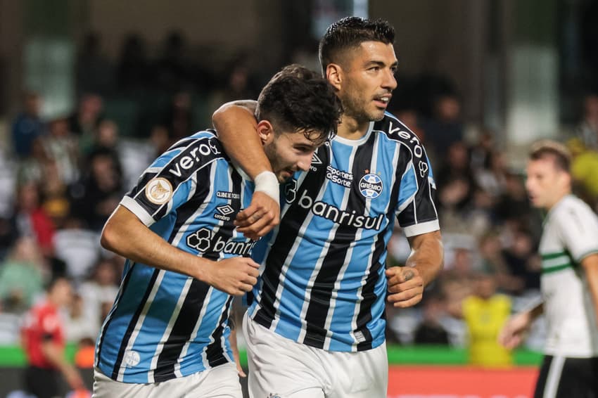Villasanti comemora com gol Suárez em 2023. (Foto: Robson Mafra/AGIF)