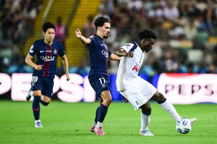 Vitinha e Kudus disputam bola no duelo entre PSG e Tottenham, pela Supercopa da Europa