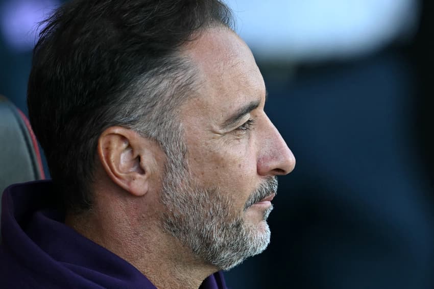 Vitor Pereira observa jogo entre Wolverhampton e Bournemouth, pela Premier League