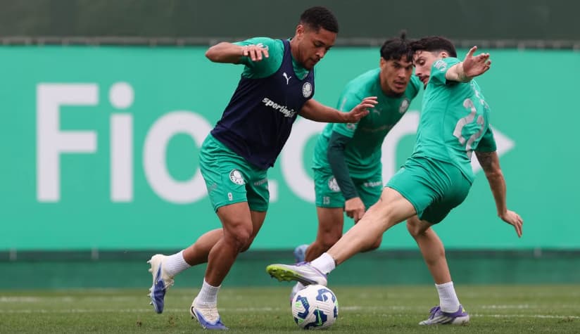 Vitor Roque e Piquerez durante treino do Palmeiras na Academia de Futebol