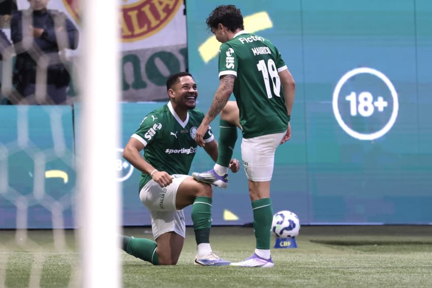 Vitor Roque, do Palmeiras, comemora seu gol contra o Ceará