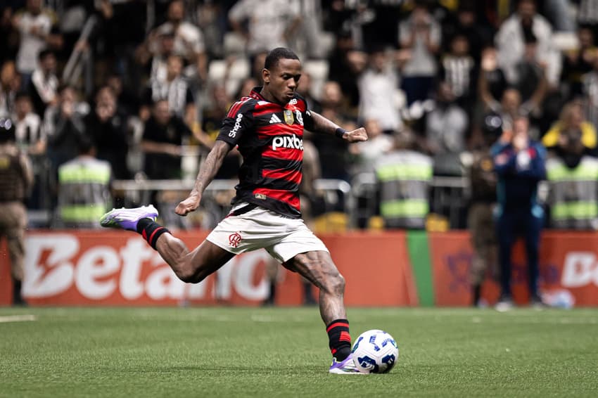 Wallace Yan durante partida do Flamengo (Foto: Mateus Dutra/AGIF)