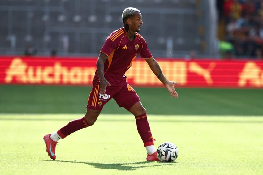 Wesley em ação pela Roma contra o Lens