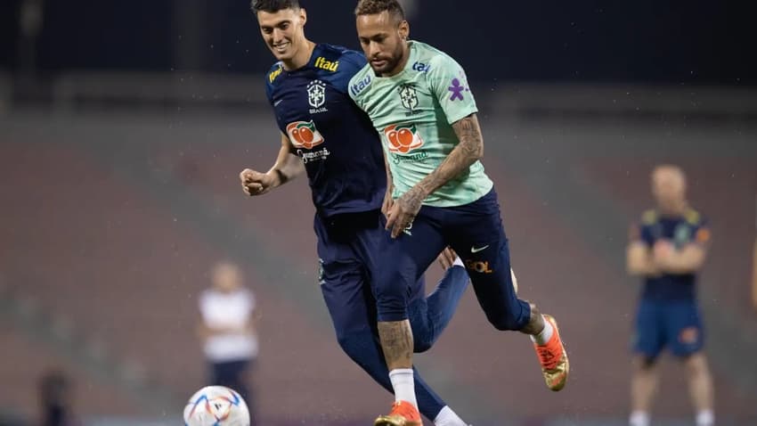 Matheus Bachi e atacante Neymar (Foto: Lucas Figueiredo/CBF)
