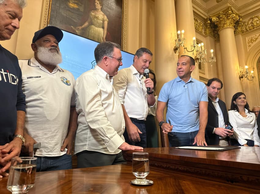 Autoridades participam de assinatura de aprovação da arena multiuso do Santos, na Prefeitura da cidade. (Foto: Juliana Yamaoka/ Lance!)