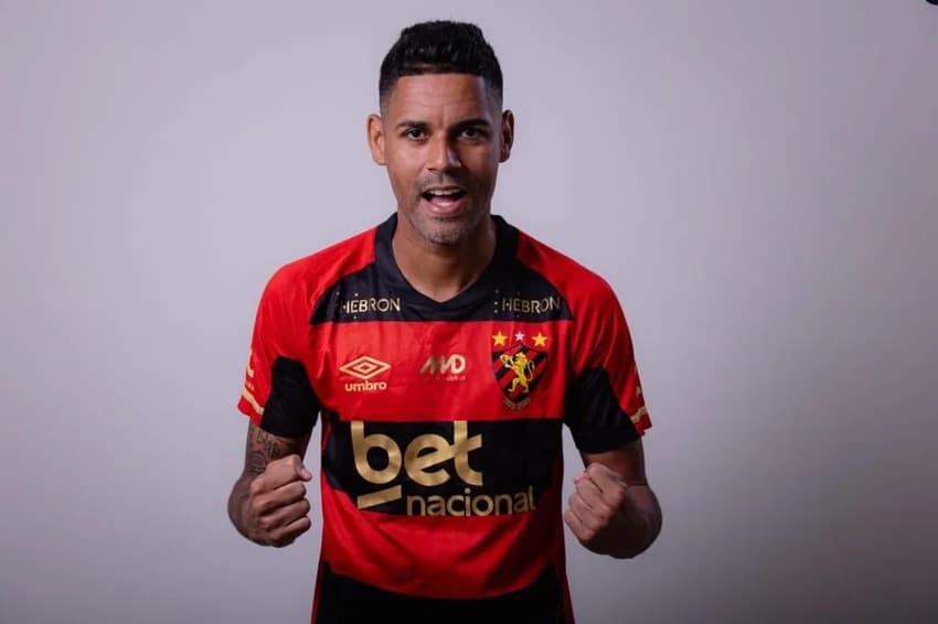 O atleta firmou vínculo com o Leão até o final de 2025 (Foto: Paulo Paiva/Sport Club do Recife) 