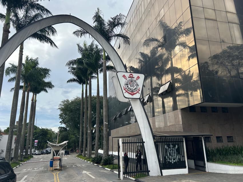 Votação do impeachment de Augusto Melo acontece no Parque São Jorge, sede do Corinthians (Foto: Ulisses Lopresti/ Lance!)