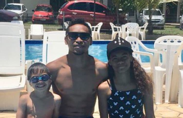 Alex e Tainá Maranhão durante momento descontraído em família. (Foto: Reprodução/redes sociais)
