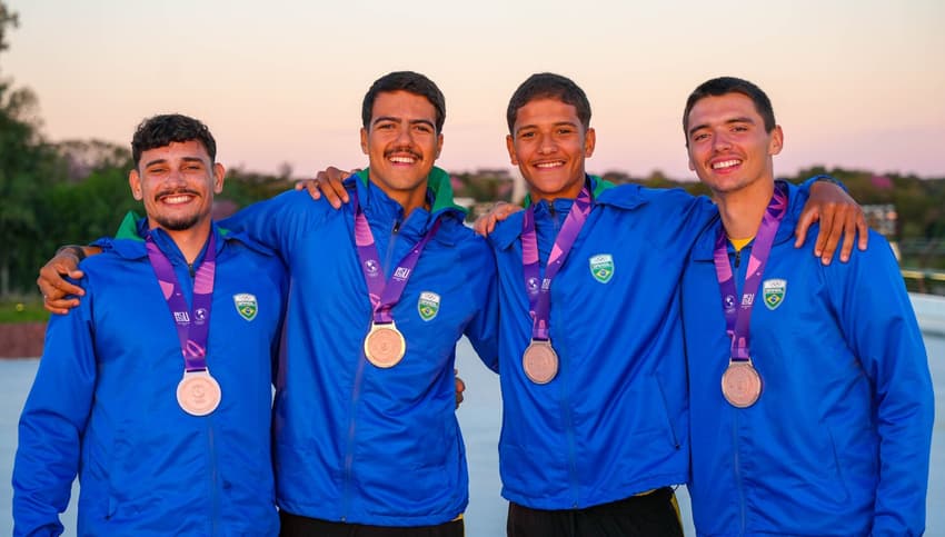 Jogos Pan-Americanos Júnior Assunção 2025 - Medalhistas de bronze do remo na modalidade quatro sem. Na foto, os atletas Andrei Alves, Miguel Marques e Kayki Siqueira e Diogo Gonçalves. (Foto: Marina Ziehe/COB)