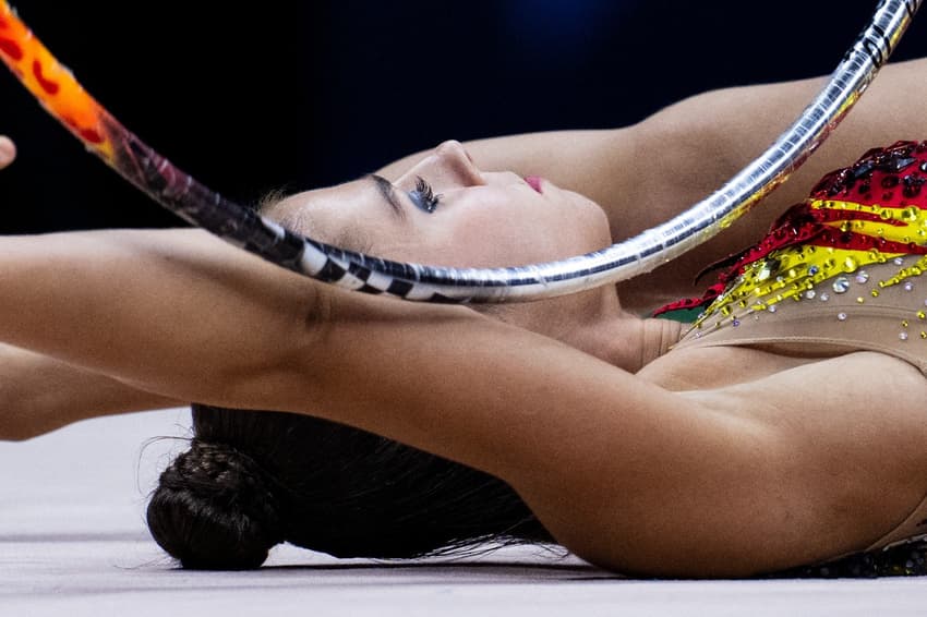 Fanni Pigniczki tem collant e arco inspirados em Ayrton Senna (Foto: Ivan Carvalho / CBG)