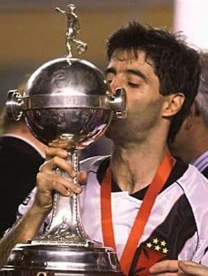 Mauro Galvão com a taça da Libertadores de 1998 (Foto: Reprodução)