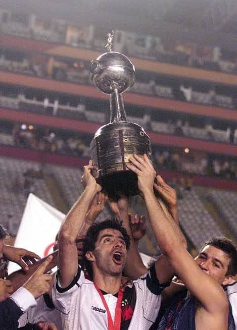 Mauro Galvão ergue a taça da Libertadores de 1998 (Foto: Reprodução) 