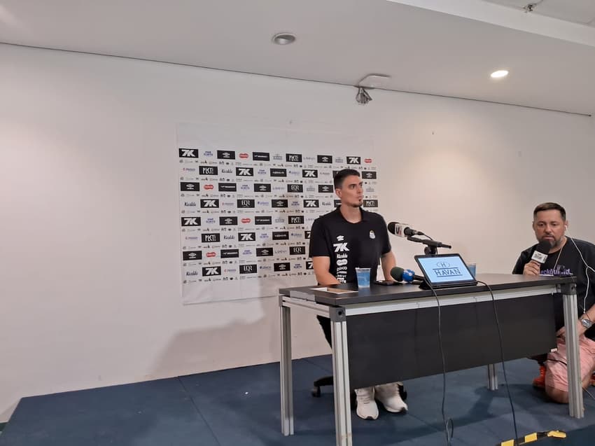 Matheus Bachi durante coletiva do Santos (Foto: Rafael do Carmo / Lance!)