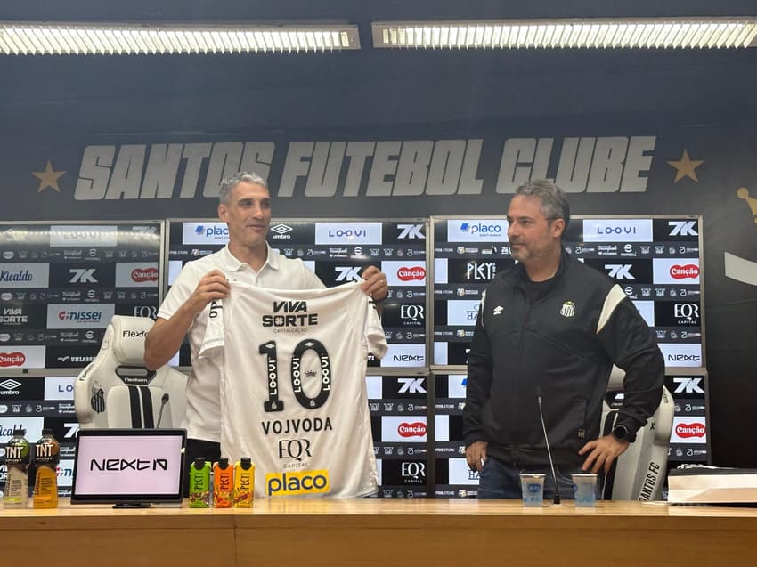 Alexandre Mattos apresenta o novo técnico do Santos, Juan Pablo Vojvoda. (Foto: Juliana Yamaoka/ Lance!)